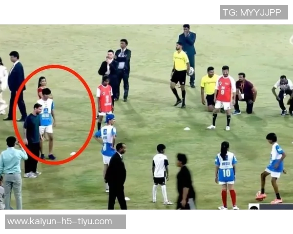 梅西训练引发球迷热潮自带便当混入场地成热议话题