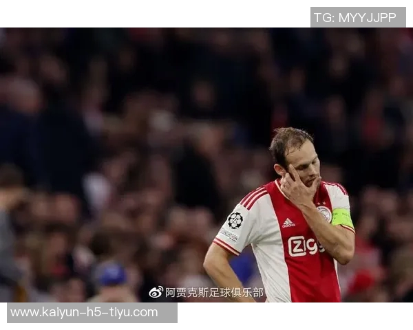 阿贾克斯中场克拉森庆祝进球时意外受伤队友撞击引发关注