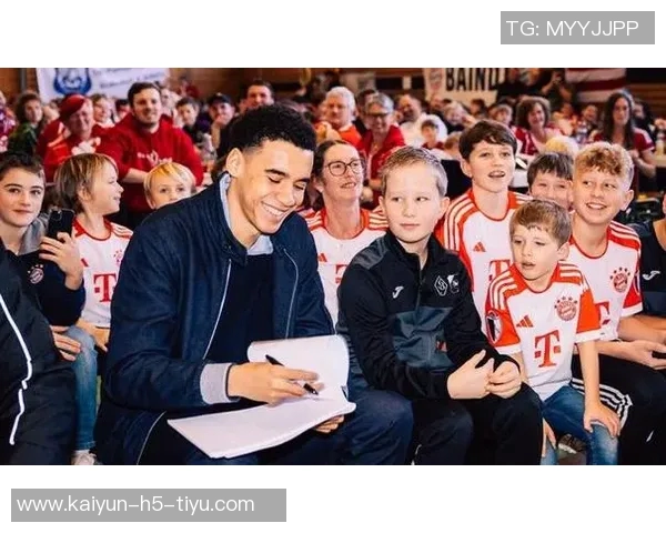 拜仁官方分享罗贝里经典怼脸自拍合照引发球迷热议与感动 拜仁官方分享罗贝里经典怼脸自拍合照引发球迷热议与感动