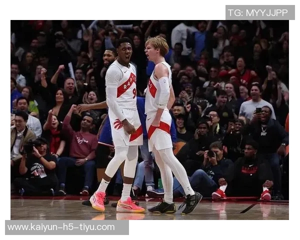 里斯与弟弟换新造型观战猛龙赛场弟弟为猛龙下属球队新星球员 里斯与弟弟换新造型观战猛龙赛场弟弟为猛龙下属球队新星球员